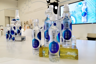 国内首款玻尿酸饮用水“水肌泉”发布