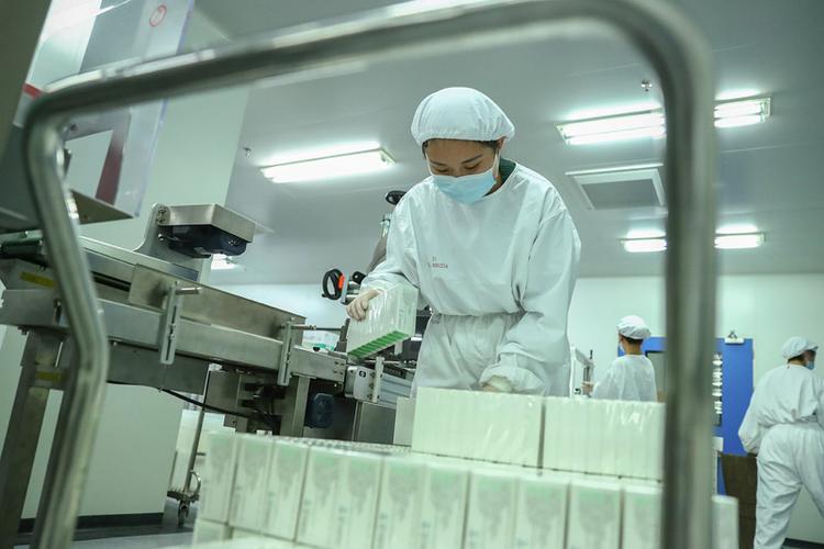 12月25日,工作人员在国药集团中国生物北京生物制品研究所的新冠病毒